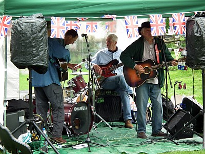 Dave Hook and John Gregory play along with Reel Strings